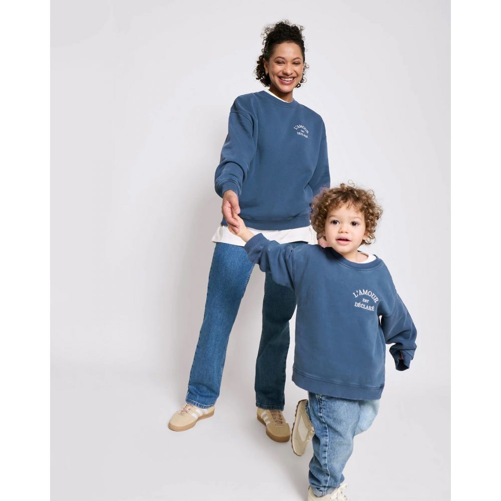 Sweat enfant "L'amour est déclaré"- Bleu garment dye – Image 2